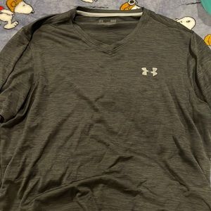 Under armor v neck t shirt size large heat gear loose